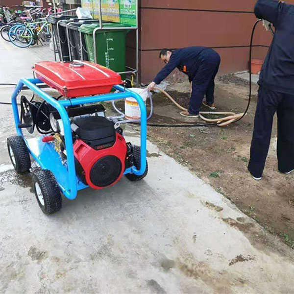 居民樓房下水道高壓清洗疏通現場