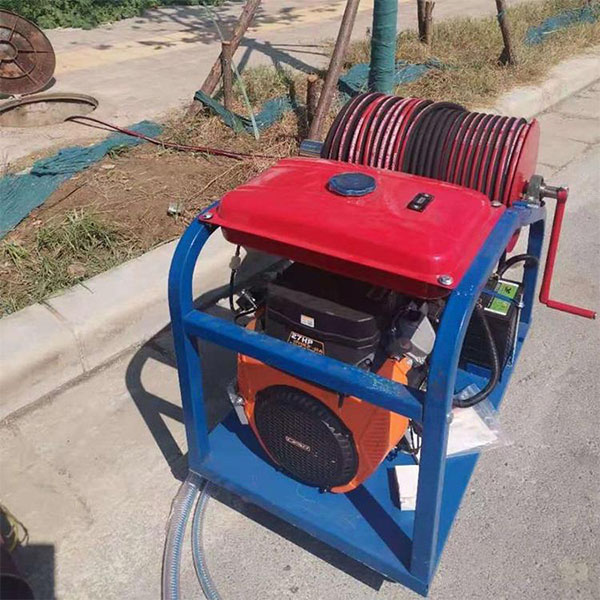 小區大型管道疏通機清洗機使用現場